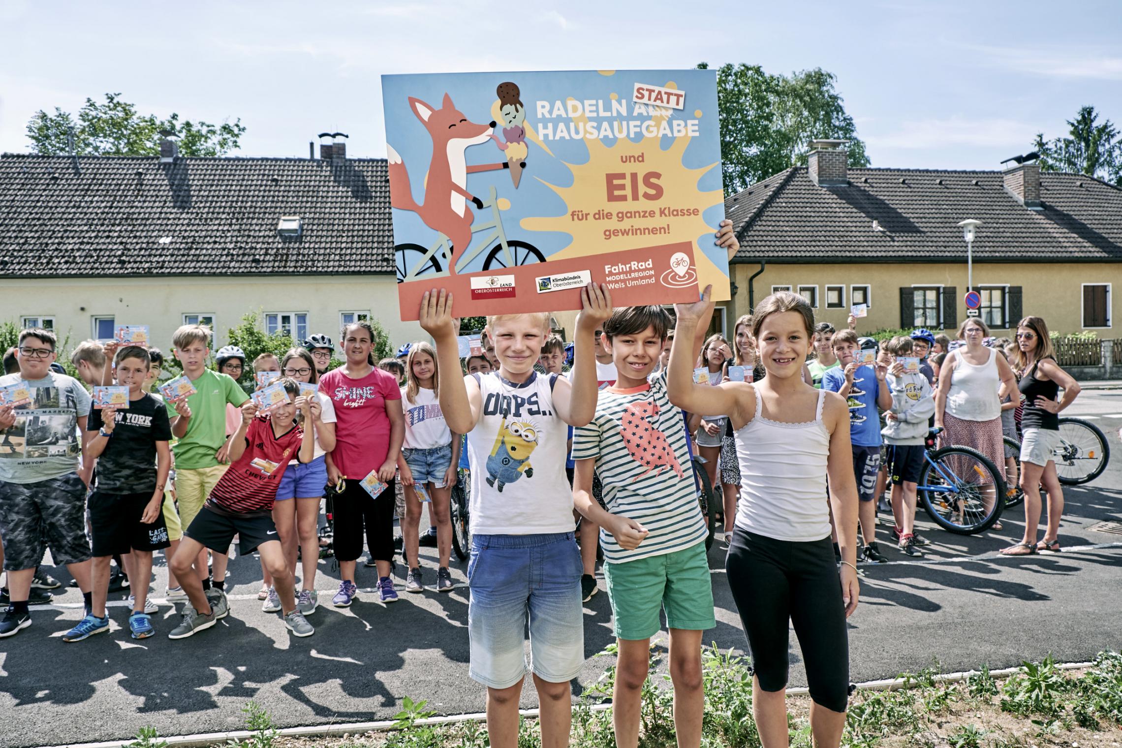 Kinder mit Radeln als Hausaufgabe Schild