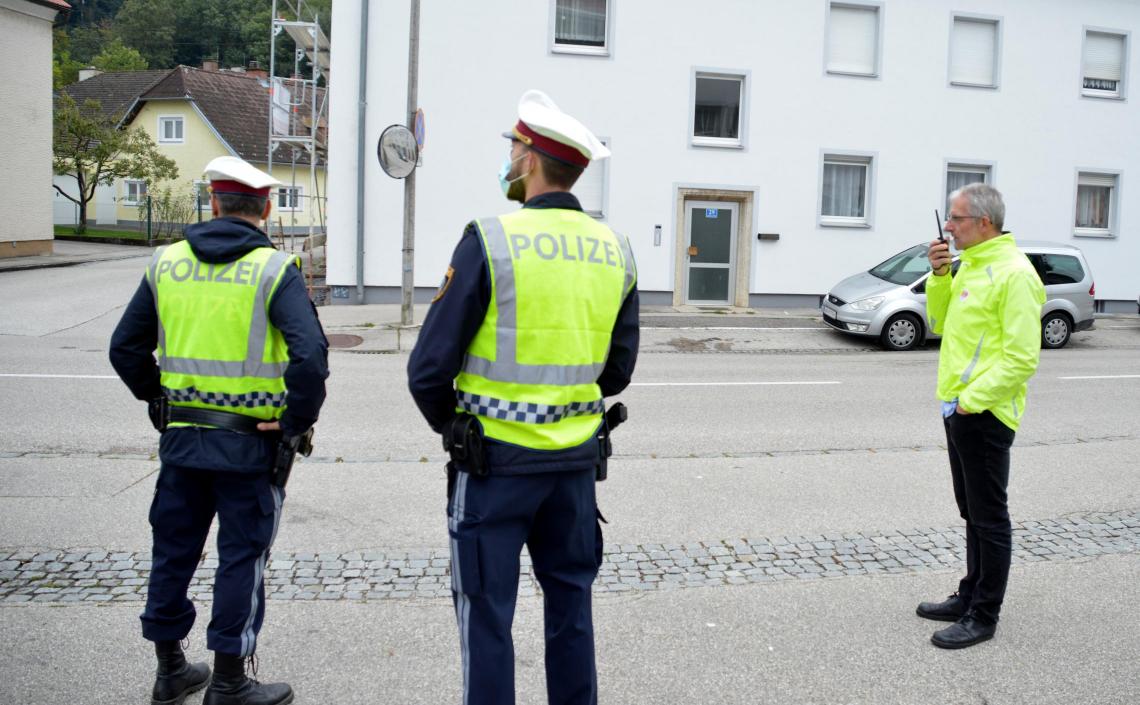 Männer mit Warnkleidung Polizei