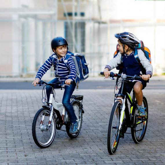 Kinder auf Fahrrädern