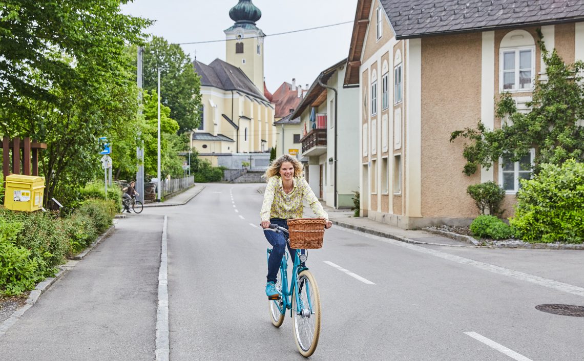 Frau auf Fahrrad in Buchkirchen