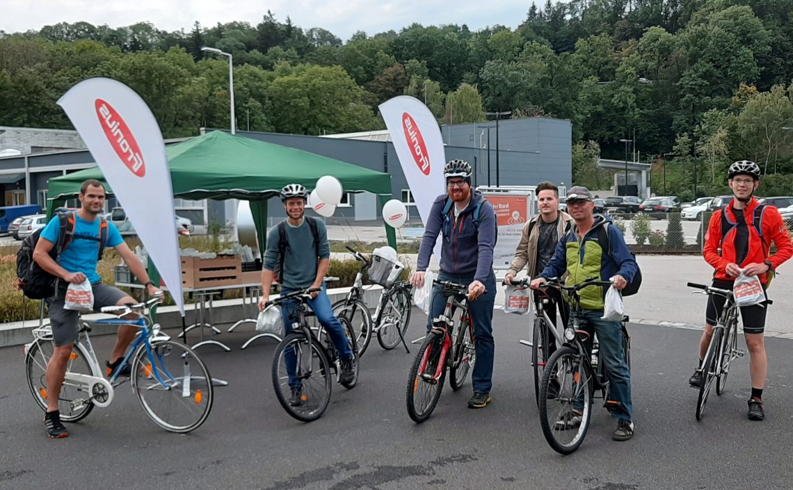 Männer mit Fahrrädern und Frühstückssackerl