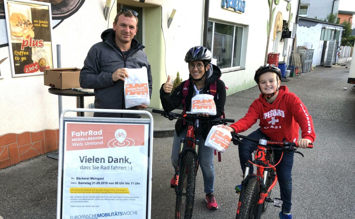 Personen auf Fahrrädern mit Frühstückssackerl