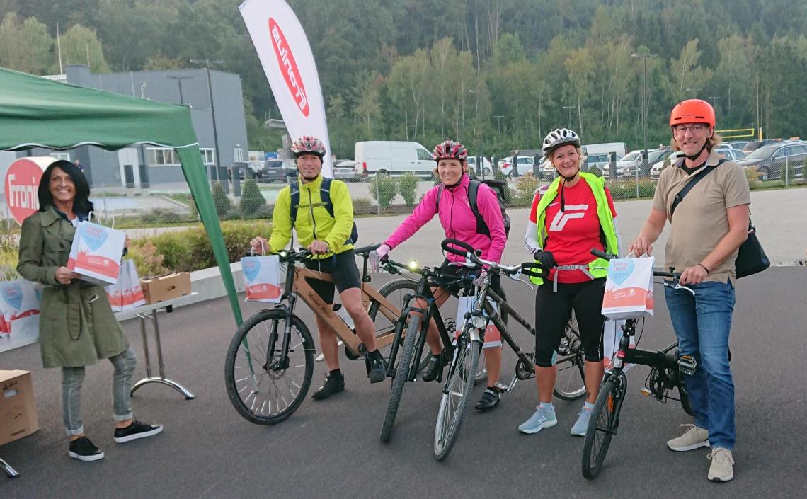 Personen mit Fahrrädern und Frühstückssackerl