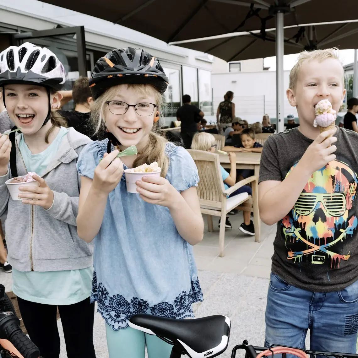 Kinder mit Eis