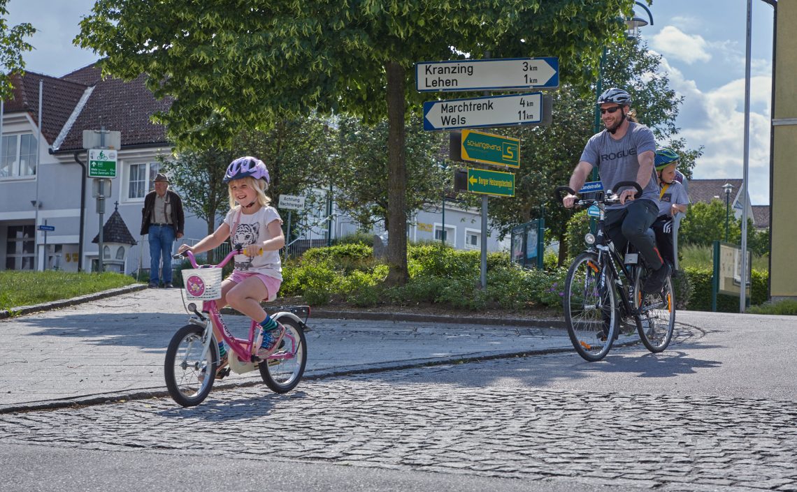 Familie auf Fahrrädern in Holzhausen