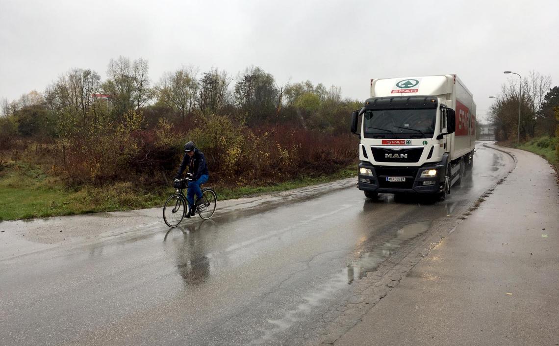 LKW beim Überholen eines Radfahrers