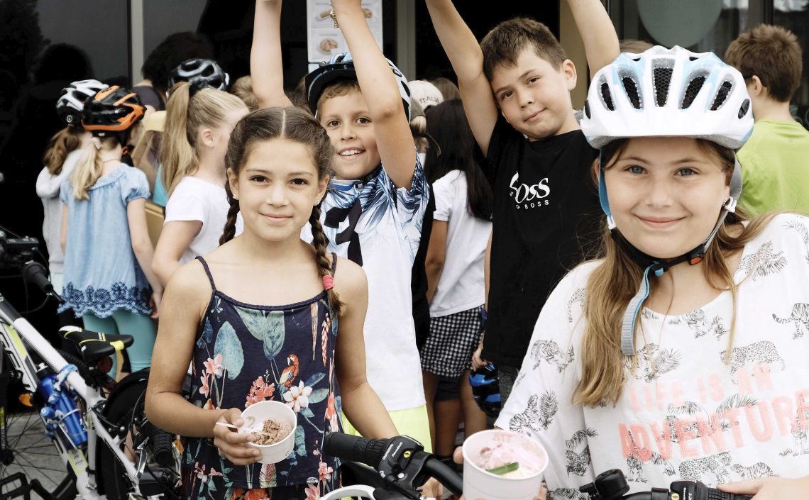 Kinder mit Fahrrädern