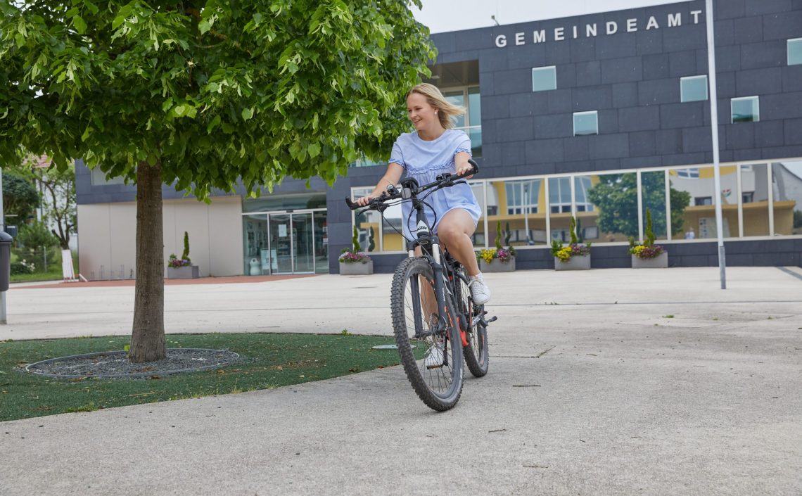 Frau auf Fahrrad