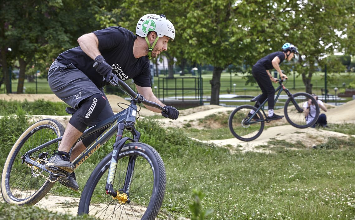 Männer auf Mountainbikes