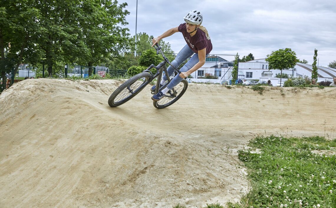 Mädchen auf Mountainbike