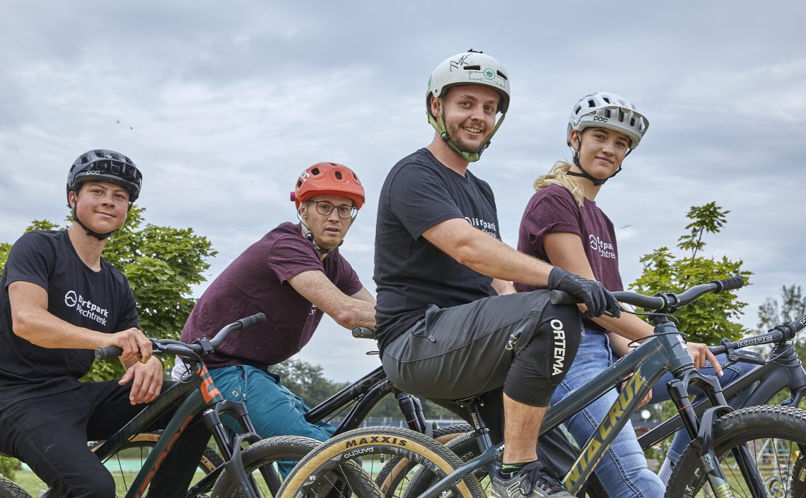 Personen auf Mountainbikes