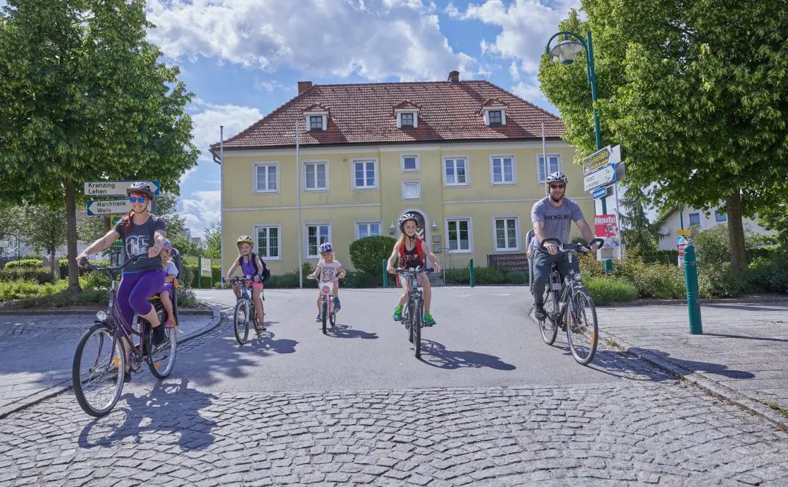 Familie auf Fahrrädern