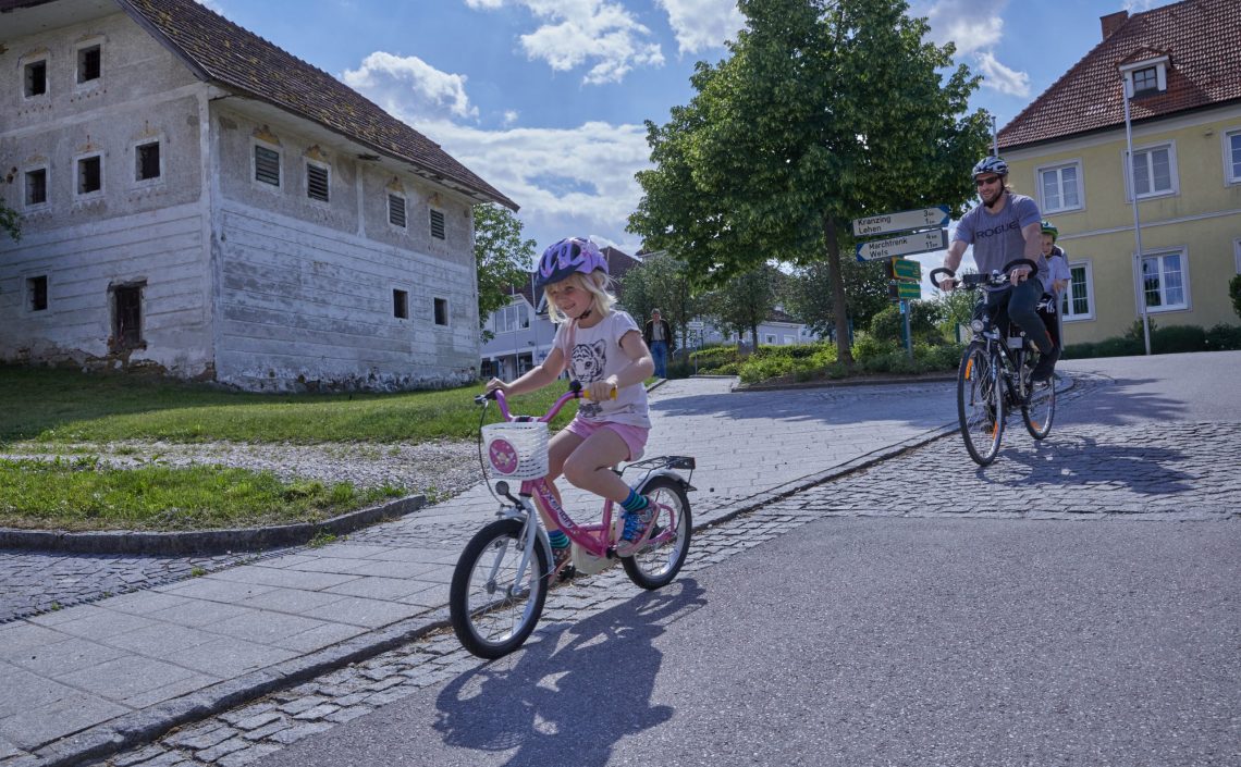 Familie auf Fahrrädern