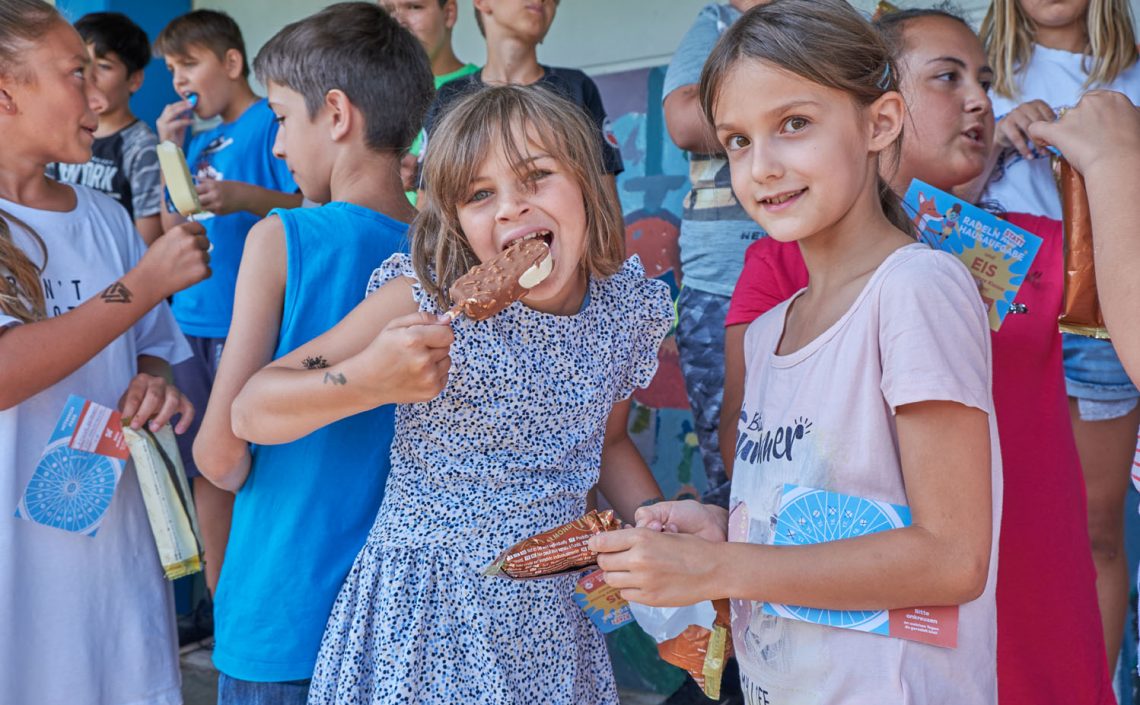 Kinder mit Eis